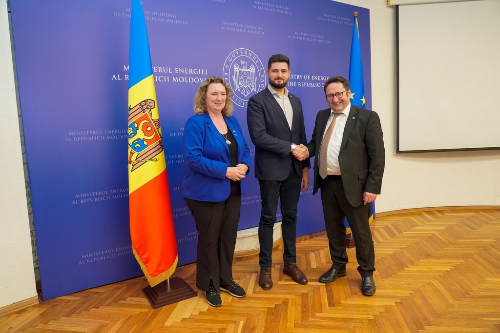 Gemeinsam mit der Landtagsabgeordneten, Kerstin Schreyer (1.v.l.), sowie einer Delegation aus hochkarätigen Wirtschaftsvertretern, traf sich Bayerns Staatssekretär Tobias Gotthardt mit dem moldauischen Energieminister Dorin Junghietu (2.v.l.).
Foto: StMWi