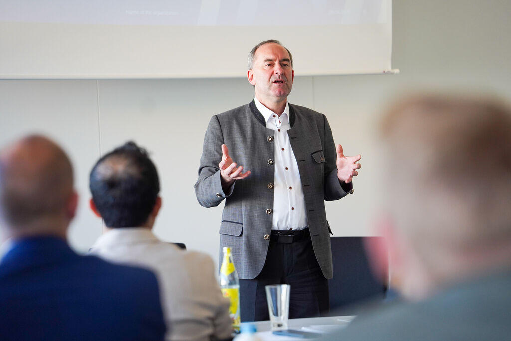 Wirtschafts- und Energieminister Hubert Aiwanger fordert bei seinem Grußwort eine Anhebung der Korrekturfaktoren im Referenzertragsmodell für den Süden. Foto: StMWi.