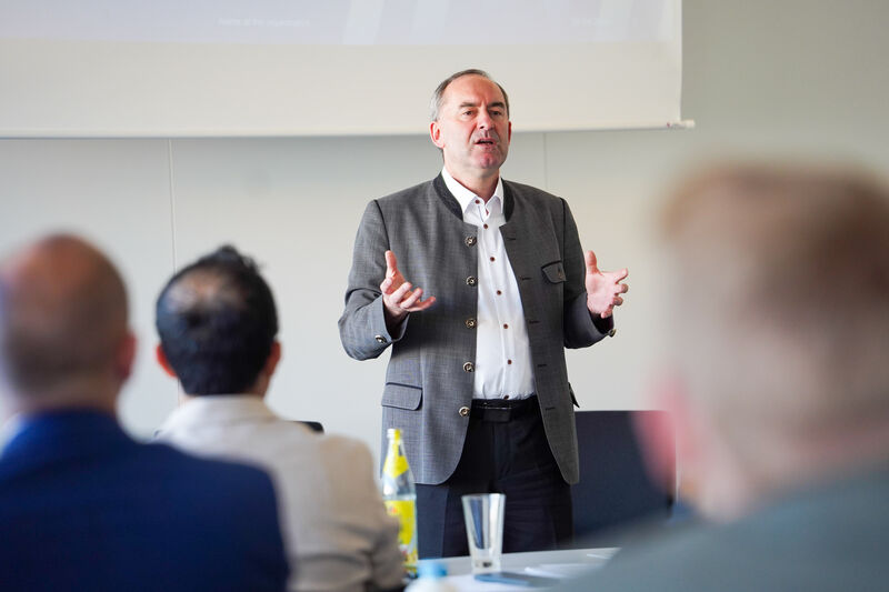Wirtschafts- und Energieminister Hubert Aiwanger fordert bei seinem Grußwort eine Anhebung der Korrekturfaktoren im Referenzertragsmodell für den Süden. Foto: StMWi.