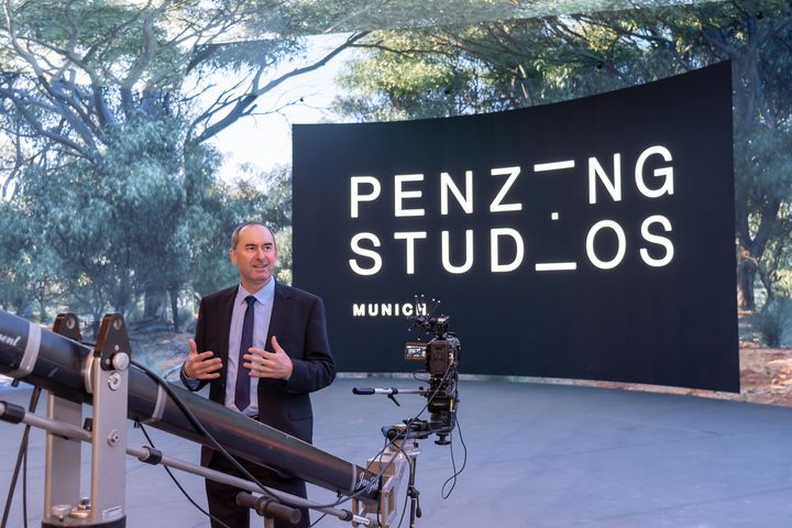 Bayerns Wirtschaftsminister Hubert Aiwanger besuchte die Penzing Studios. Foto: Elke Neureuther/StMWi