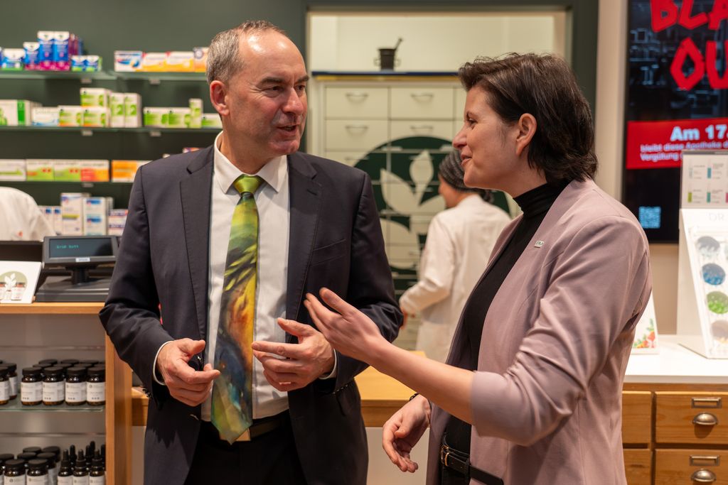 Bayerns Wirtschaftsminister Hubert Aiwanger im Gespräch mit der Präsidentin der Bayerischen Landesapothekerkammer, Franziska Scharpf. 
Foto: StMWi.