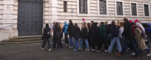 Eine Gruppe geht auf das Wirtschaftsministerium zu.