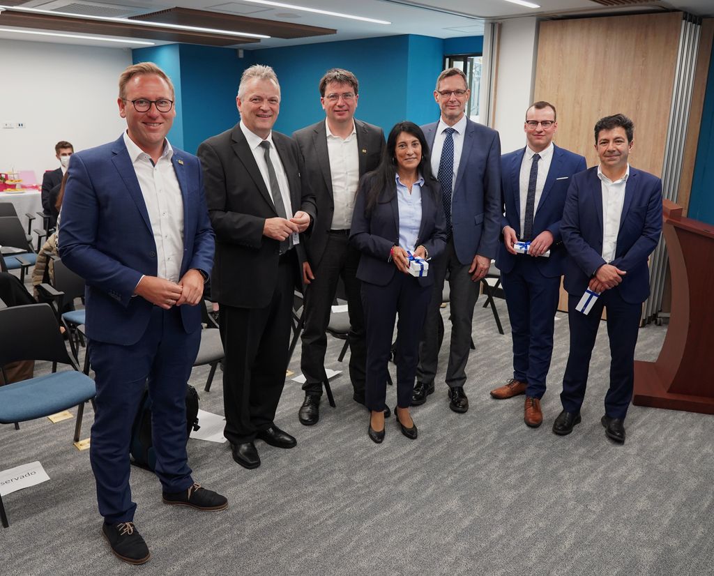 In Bogotá traf Staatssekretär Roland Weigert (2.v.l.) den deutschen Botschafter Peter Ptassek (3.v.r). Foto: StMWi.