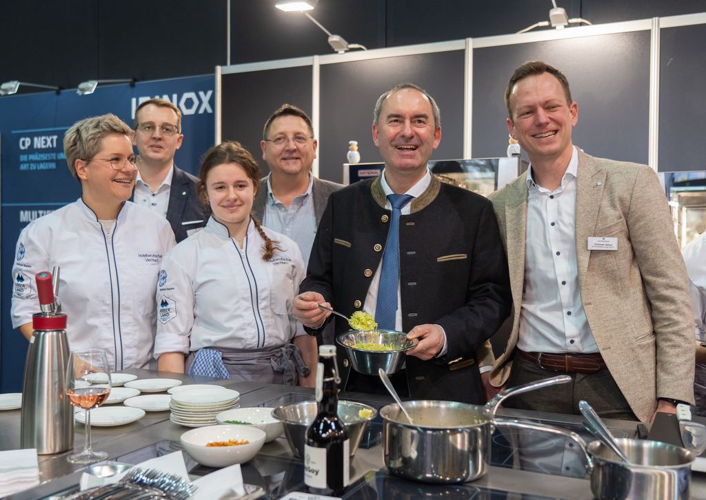 Bayerns Wirtschaftsminister Hubert Aiwanger beim Besuch der Messe GAST+KÜCHE
Foto: StMWi/B. Brummer