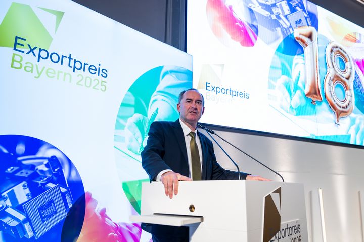 Bayerns Wirtschaftsminister Hubert Aiwanger bei der Verleihung des Exportpreis Bayern 2025 (Foto: StMWi/L. Preiss)