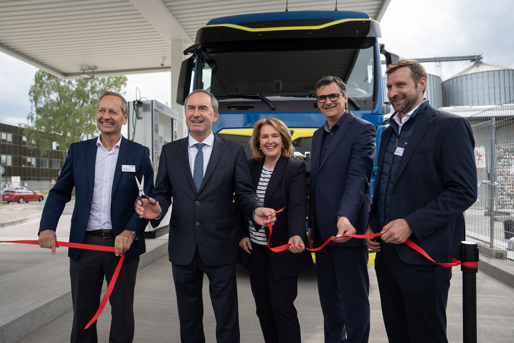 Wirtschaftsminister Hubert Aiwanger bei der Eröffnung der Wasserstoff-Tankstelle von Tyczka Hydrogen in Schweinfurt (Foto: StMWi/B. Brummer)