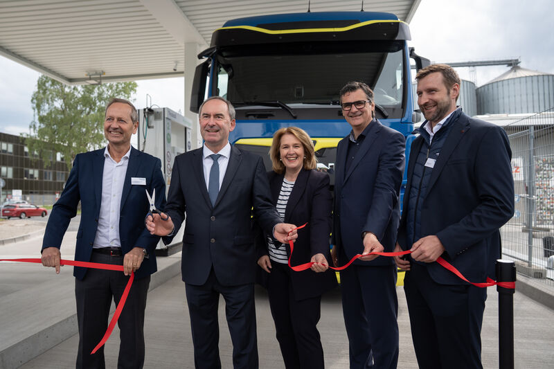 Wirtschaftsminister Hubert Aiwanger bei der Eröffnung der Wasserstoff-Tankstelle von Tyczka Hydrogen in Schweinfurt (Foto: StMWi/B. Brummer)