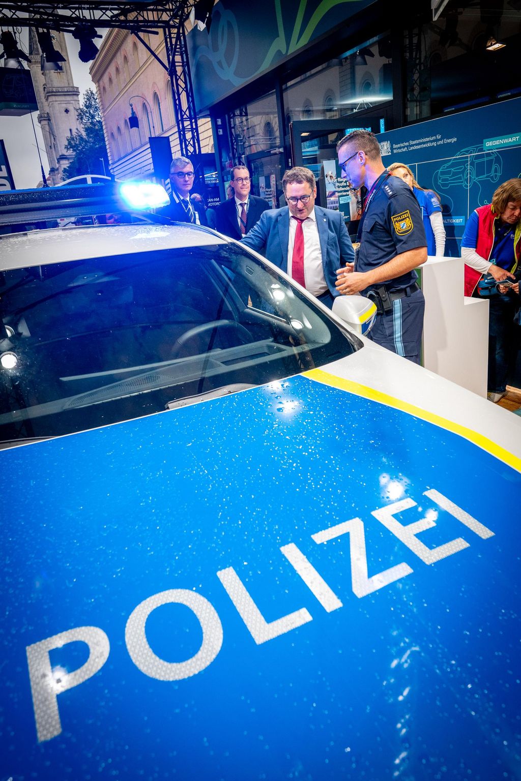 Impressionen des Besuchs von Bayerns Wirtschaftsstaatssekretär Tobias Gotthardt am OpenSpace-Stand des Bayerischen Wirtschaftsministeriums.