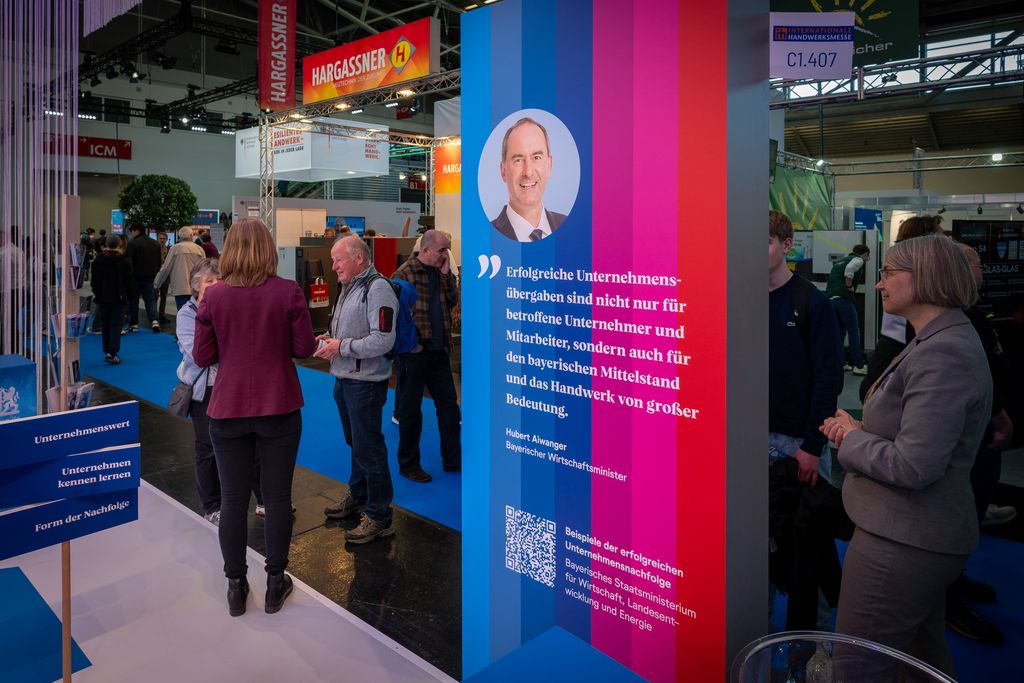 Das Bayerische Wirtschaftsministerium ist mit einem Messestand zum Thema Unternehmensnachfolge auf der Internationalen Handwerksmesse 2026 vertreten.