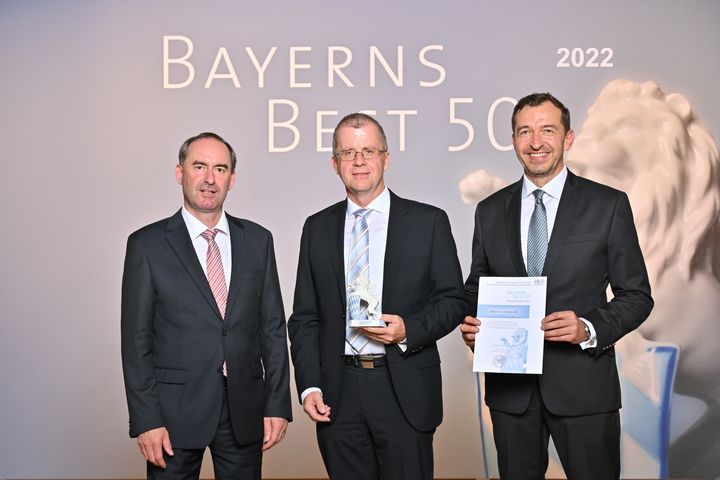 Bayerns Wirtschaftsminister Hubert Aiwanger (links) übergibt die Auszeichnung "Bayerns Best 50" an die infoteam Software AG.