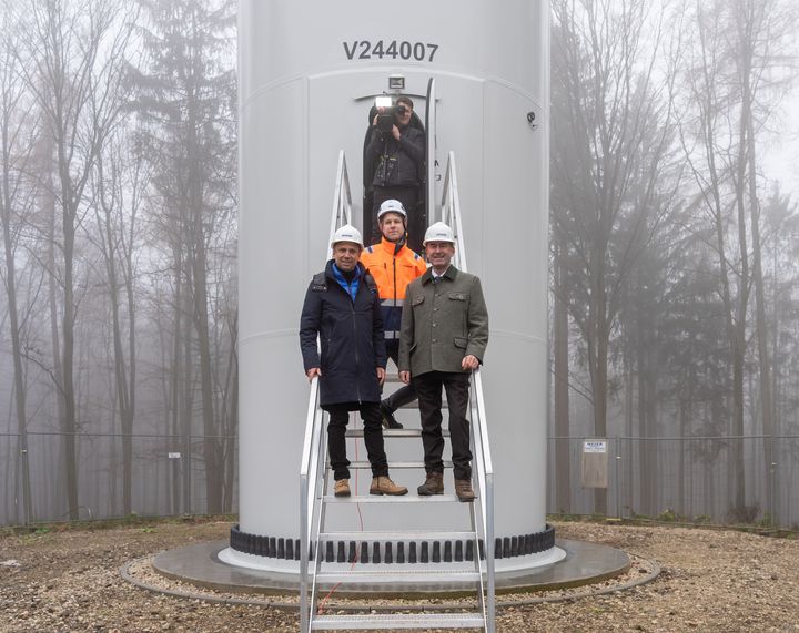 Umweltminister Thorsten Glauber (links) und Wirtschaftsminister Hubert Aiwanger auf der Treppe zum neuen Windrad in Wiesenfelden. Foto: Elke Neureuther/StMWi