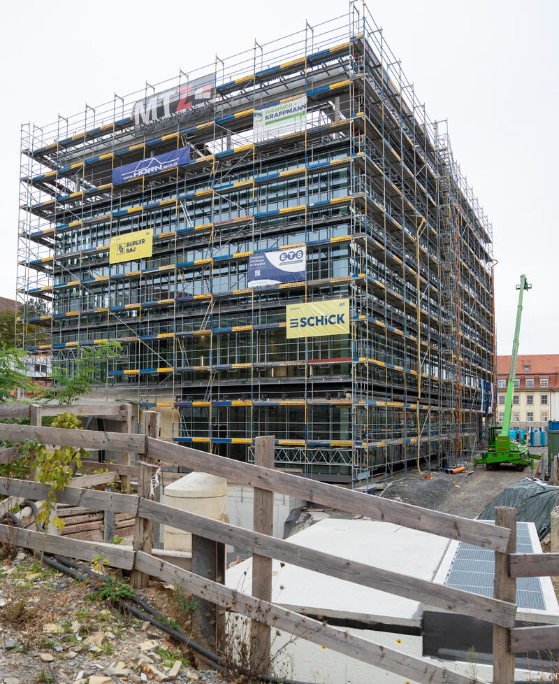 Die Arbeiten am Neubau des Institutsgebäudes laufen seit Juli 2023. Anfang 2027 soll das Gebäude bezugsfertig sein. Foto: StMWi/Bastian Brummer