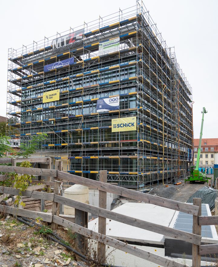 Die Arbeiten am Neubau des Institutsgebäudes laufen seit Juli 2023. Anfang 2027 soll das Gebäude bezugsfertig sein. Foto: StMWi/Bastian Brummer