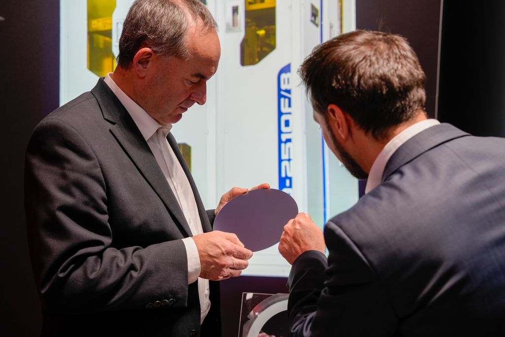 Bayerns Wirtschaftsminister Hubert Aiwanger verschaffte sich auf der SEMICON Europa einen Eindruck von den neuesten Innovationen.
Foto: StMWi/K. Huber