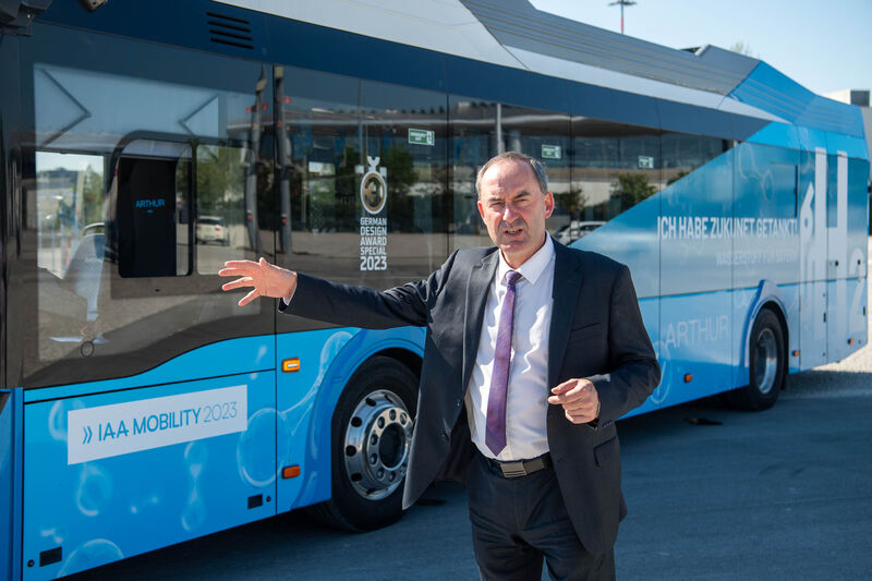 Bayerns Wirtschaftsminister Hubert Aiwanger besucht die IAA MOBILITY 2023