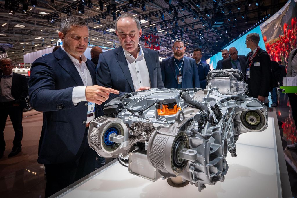 Impressionen des IAA Rundgangs mit Bayerns Wirtschaftsminister Hubert Aiwanger.