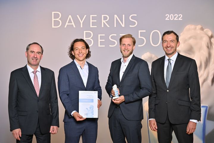 Bayerns Wirtschaftsminister Hubert Aiwanger (links) übergibt die Auszeichnung "Bayerns Best 50" an die Memodo GmbH.