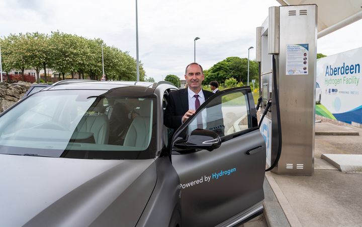 Bayerns Wirtschaftsminister Hubert Aiwanger beim Besuch einer Wasserstofftankstelle in Aberdeen. Foto: Elke Neureuther/StMWi