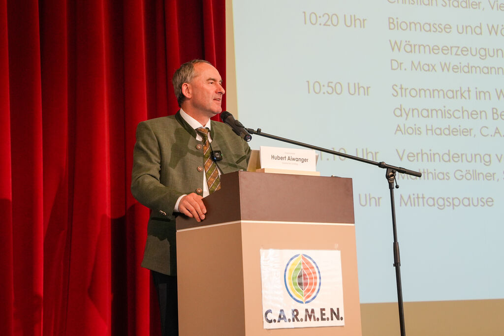 Die Veranstaltung, organisiert vom C.A.R.M.E.N. e. V., diente dem fachlichen Austausch und der Vernetzung regionaler Wärmeversorger.
Foto: StMWi/ K. Huber