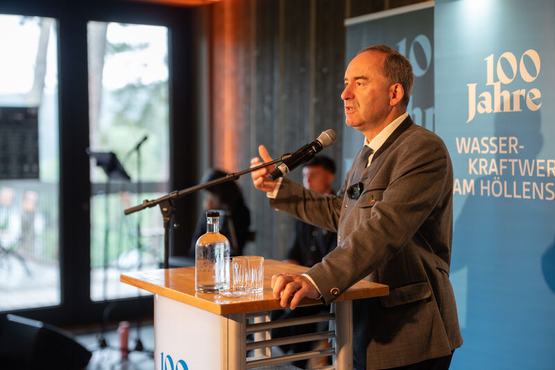 Wirtschaftsminister Hubert Aiwanger hat beim Besuch des Wasserkraftwerks Höllenstein im Landkreis Regen die Bedeutung der Wasserkraft für eine sichere und bezahlbare Energieversorgung betont.
Foto: StMWi