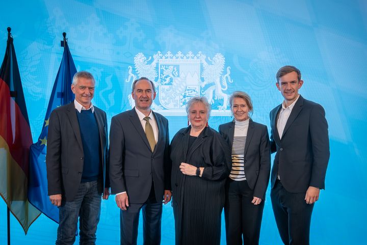 Bayerns Wirtschaftsminister Hubert Aiwanger verleiht die Staatsmedaille für besondere Verdienste um die bayerische Wirtschaft.