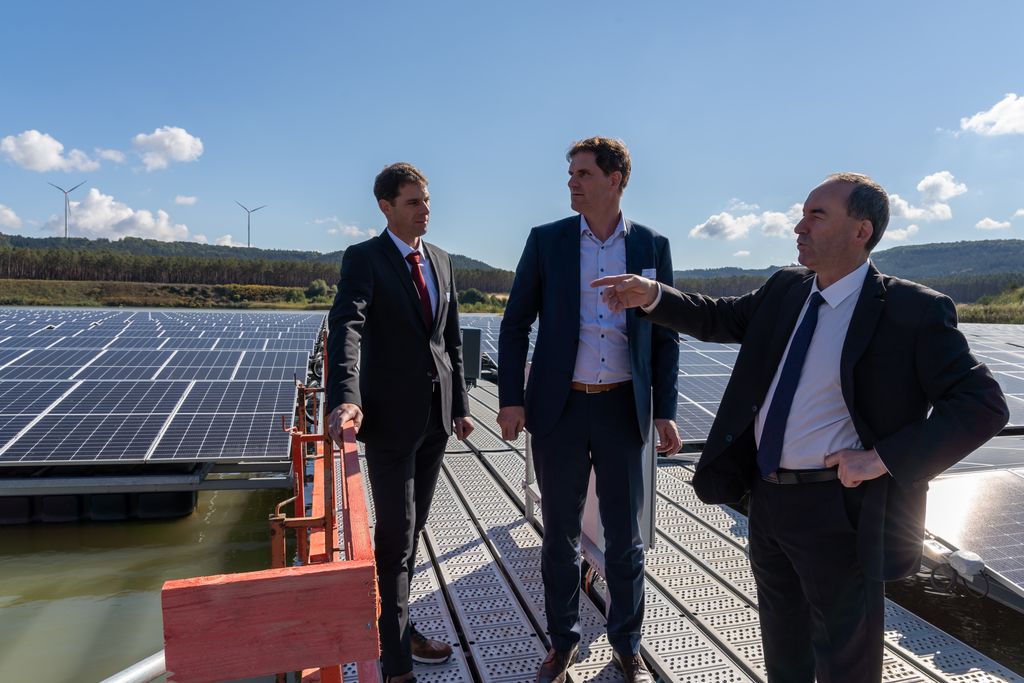 Michael (links) und Johann Bögl erläutern Wirtschaftsminister Hubert Aiwanger ihre schwimmende PV-Anlage in Sengenthal. Foto: Elke Neureuther/StMWi