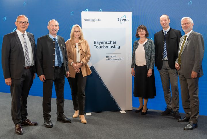 Wirtschaftsminister Hubert Aiwanger beim Bayerischen Tourismustag mit Michael Braun (ganz links), Barbara Radomski, Angelika Schäffer, Oswald Pehel und Bernhard Joachim. © StMWi/E. Neureuther