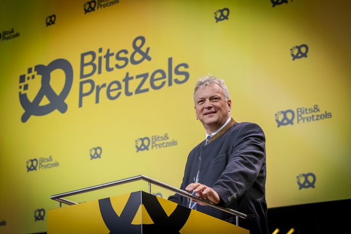 Staatssekretär Roland Weigert (Mitte) bei der Eröffnung der Bits &amp; Pretzels 2023. Foto: StMWi/A.Heddergott.