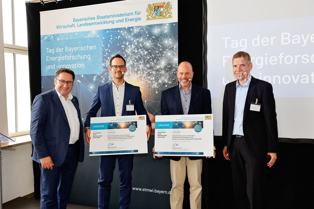 Bayerns Wirtschaftsstaatssekretär Tobias Gotthardt hat heute in Nürnberg die Gewinner des Ideenwettbewerbs „Innovationen in der Wärmeenergietechnologie“ ausgezeichnet: Die Linde GmbH und die Va-Q-tec AG. Das Bild zeigt (von links nach rechts): Staatssekretär Tobias Gotthardt, Tobias Bock von Va-Q-tec, Martin Adendorff von Linde sowie Burchard Schütze, Leiter des Referats 84 - Energieforschung und -Technologie - im Bayerischen Wirtschaftsministerium. Foto: StMWi/S. Geiger.
