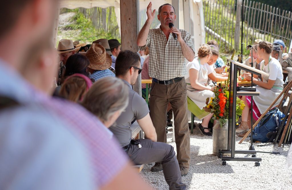 Wirtschaftsminister Hubert Aiwanger bei nach dder Almbegehung auf der Finzalm bei Krüm © StMWi