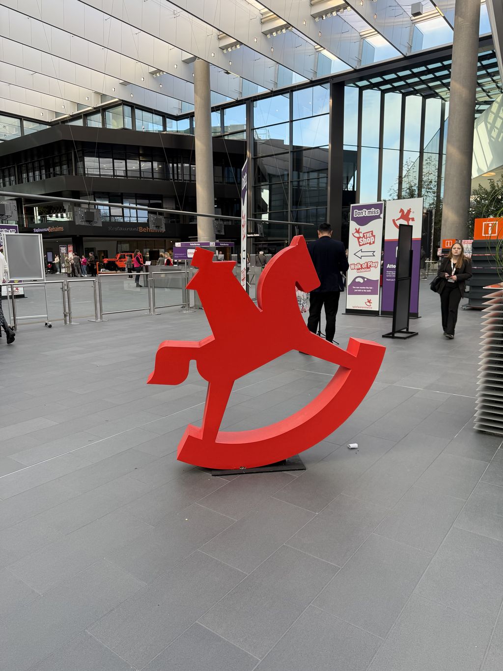 Impression vom Messerundgang Spielwarenmesse mit Staatssekretär Tobias Gotthardt