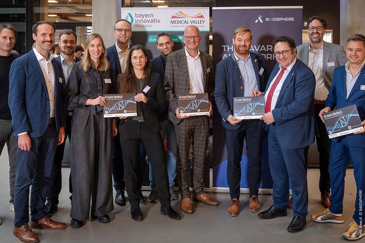 Bayerns Wirtschaftsstaatssekretär Tobias Gotthardt und das Cluster Medizintechnik bei einem Gruppenfoto.