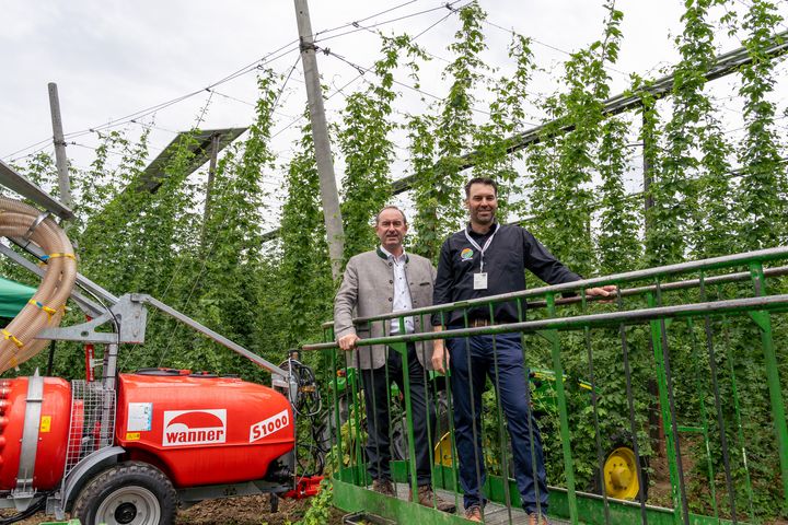 Bayerns Wirtschaftsminister Hubert Aiwanger und Hopfenbauer Josef Wimmer vor der ersten Hopfen-Agri-PV-Anlage in Deutschland. Foto: Elke Neureuther/StMWi