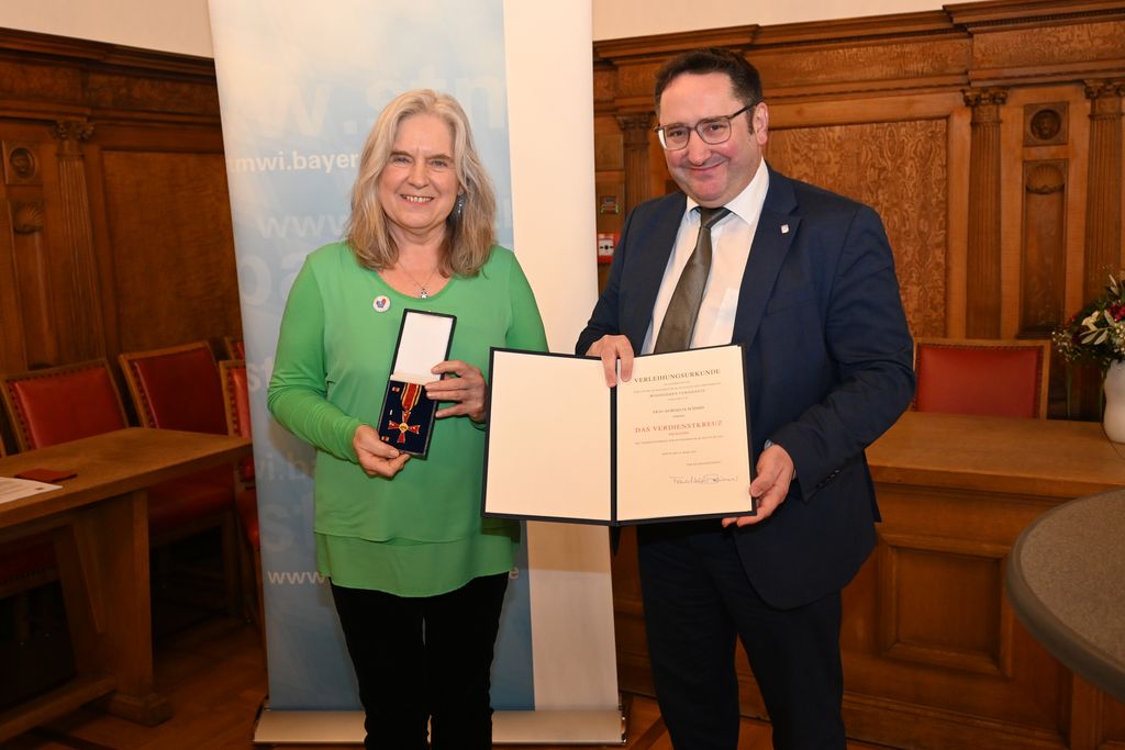 Bayerns Wirtschaftsstaatssekretär Tobias Gotthardt hat das Bundesverdienstkreuz am Bande an Frau Kornelia Schmid übergeben.
Foto: Thomas Graml