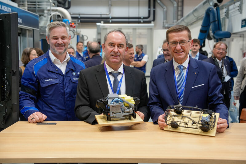 Bayerns Wirtschaftsminister Hubert Aiwanger informierte sich im BMW-Werk Steyr gemeinsam mit Oberösterreichs Wirtschaftslandesrat Markus Achleitner über die Entwicklung neuer Brennstoffzellen. Links: BMW-Werksleiter Harald Gottsche. Foto: Korbinian Huber/StMWi