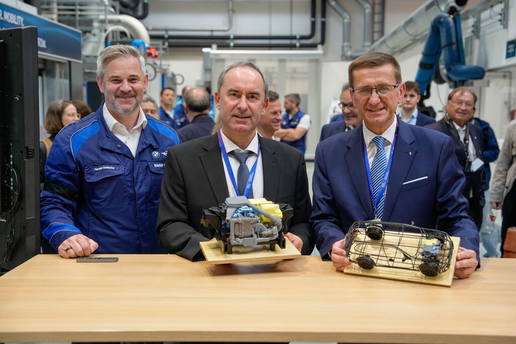 Bayerns Wirtschaftsminister Hubert Aiwanger informierte sich im BMW-Werk Steyr gemeinsam mit Oberösterreichs Wirtschaftslandesrat Markus Achleitner über die Entwicklung neuer Brennstoffzellen. Links: BMW-Werksleiter Harald Gottsche. Foto: Korbinian Huber/StMWi