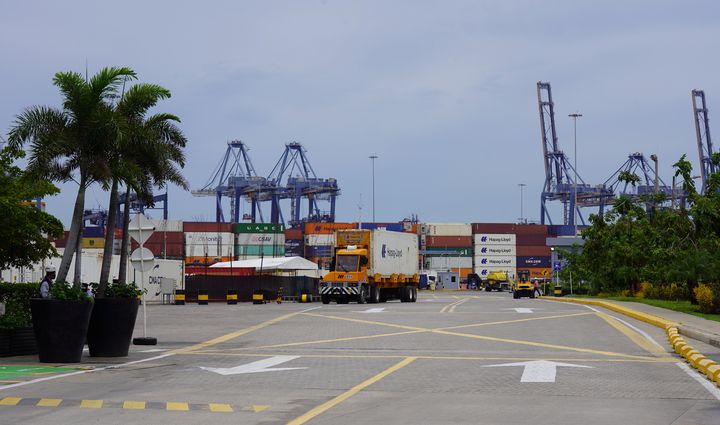 Der Hafen ist der wichtigste Erdöl- und Containerhafen Kolumbiens und  liegt in der Nähe der Ecopetrol-Raffinerie. © StMWi/T.Assenbrunner