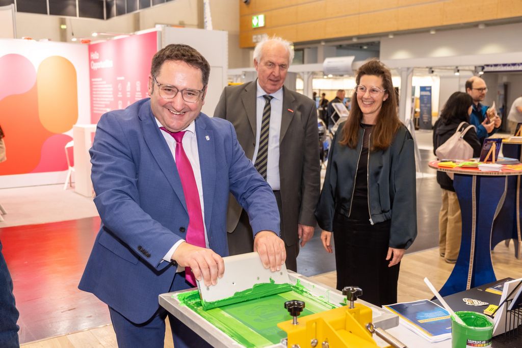 Bayerns Wirtschaftsstaatssekretär Tobias Gotthardt besucht die Berufsbildungsmesse in Nürnberg.