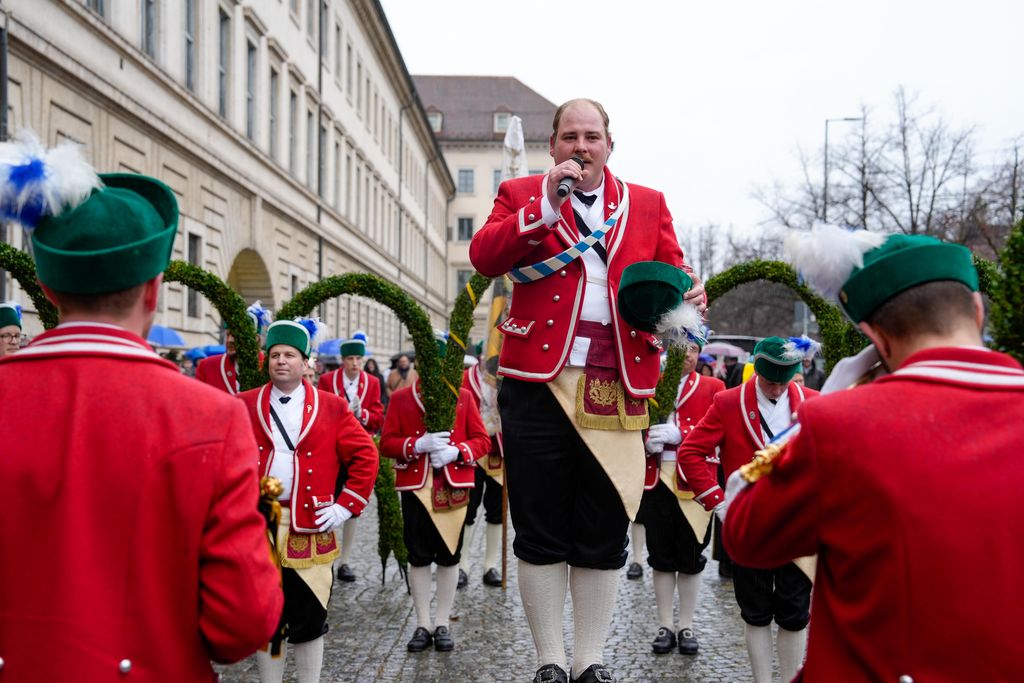 Der Bayerische Wirtschaftsminister Hubert Aiwanger begrüßt die Original Münchner Schäfflertanzgruppe. 