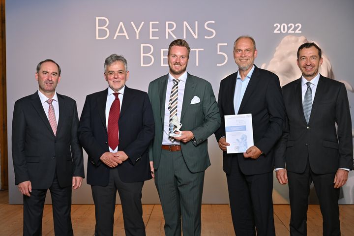 Bayerns Wirtschaftsminister Hubert Aiwanger (links) übergibt die Auszeichnung "Bayerns Best 50" an die Electronic Direct GmbH.