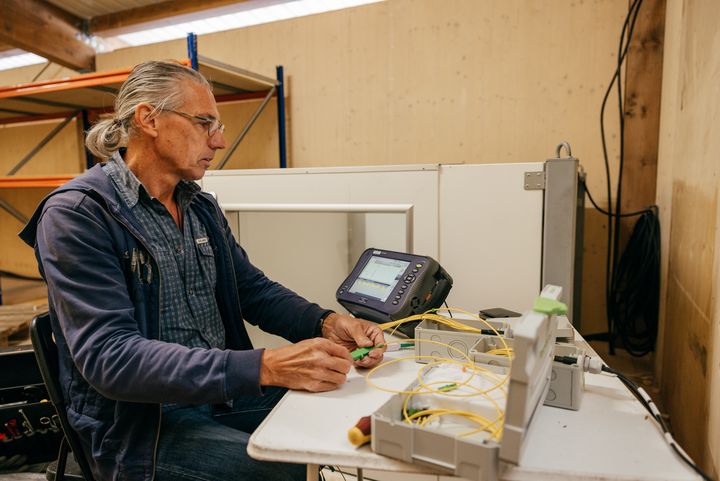 Im Bräurosl-Zelt spleißt Stefan Müller Glasfasern, verbindet sie also miteinander. Um die Mobilfunkantennen anzuschließen, werden kilometerweise Kabel verlegt.