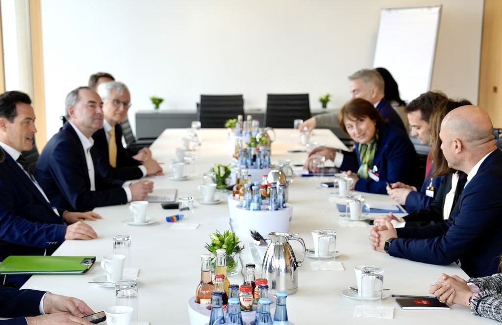 Das Treffen von Wirtschaftsminister Aiwanger mit der rumänischen Delegation in Hannover. Foto: StMWi