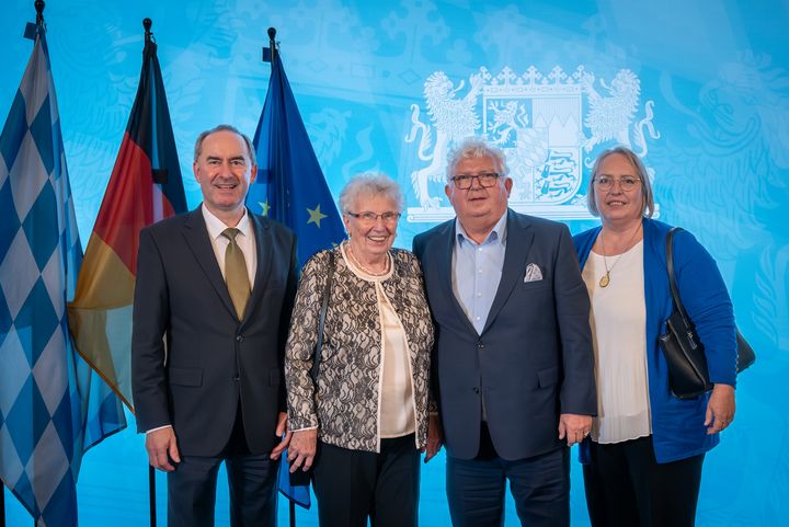 Bayerns Wirtschaftsminister Hubert Aiwanger verleiht die Staatsmedaille für besondere Verdienste um die bayerische Wirtschaft.