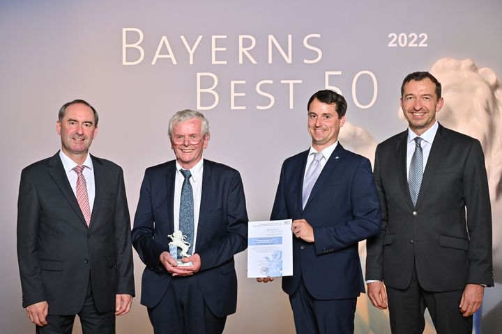 Bayerns Wirtschaftsminister Hubert Aiwanger (links) übergibt die Auszeichnung "Bayerns Best 50" an die Luitpold Apotheke, Inhaber Karlheinz Ilius e. K. - Ilius Beteiligungs GmbH.