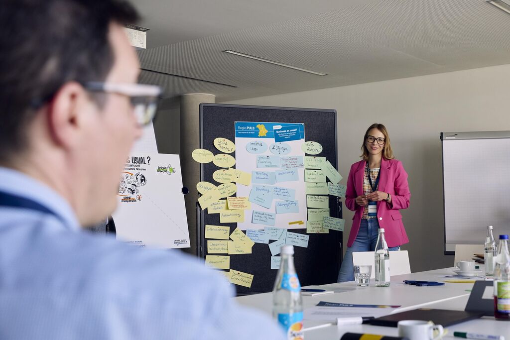 Impressionen von der Veranstaltung „Regio.PULS - Die Region im Wandel – vernetzt und lebenswert!“ in Augsburg mit Bayerns Wirtschaftssekretär Tobias Gotthardt.