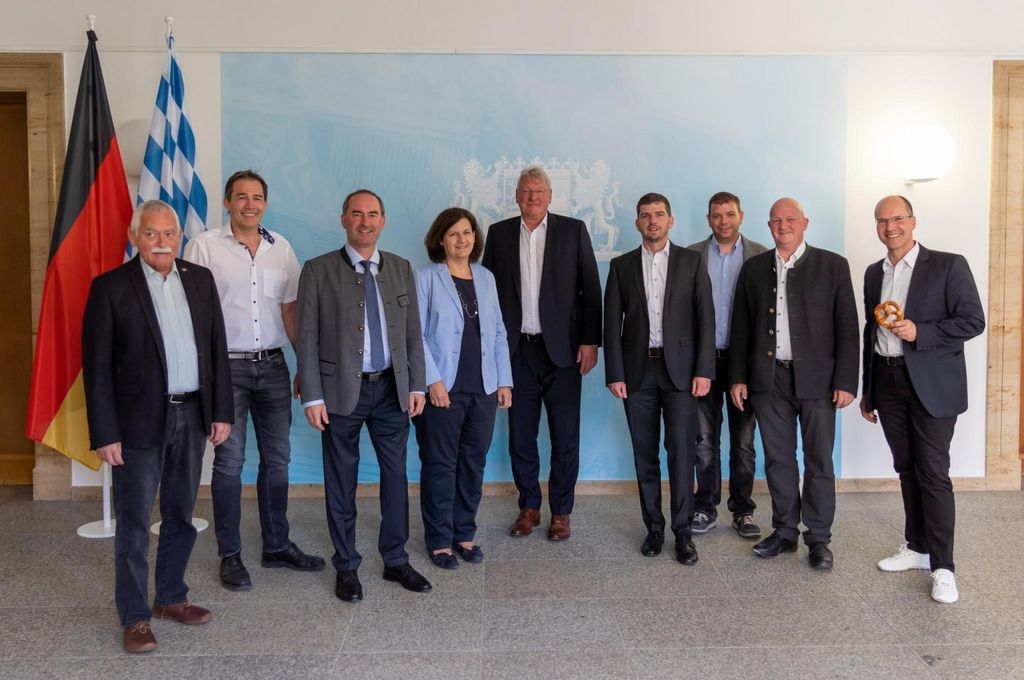 Vertreter des Handwerks, des Bayerischen Gemeindetages, des Handelsverbandes und des Maschinenrings nahmen am Runden Tisch "Zukunft der Dorfläden" mit Bayerns Wirtschaftsminister Hubert Aiwanger teil. (Foto: StMWi / E. Neureuther)