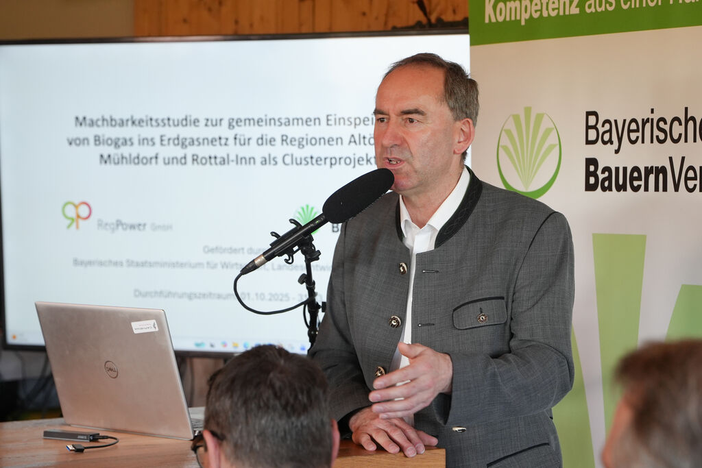 Wirtschafts- und Energieminister Hubert Aiwanger fordert, dass das Biogaspotenzial weiterhin genutzt werden muss. Foto: StMWi.