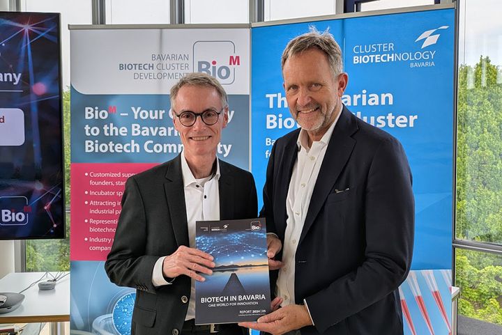 BioM-Geschäftsführer Prof. Dr. Ralf Huss und Ministerialdirigent Dr. Manfred Wolter (StMWi) bei der Vorstellung des BioM Reports Biotech in Bavaria 2024/25.