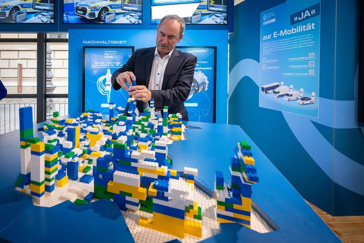 Bayerns Wirtschaftsminister Hubert Aiwanger besucht den IAA Open Space in München.