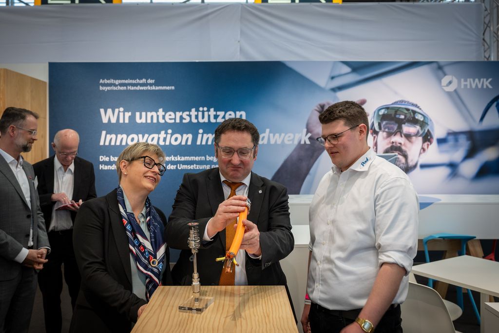 Bayerns Wirtschaftsstaatssekretär Tobias Gotthardt bei dem Messerundgang anlässlich der IHM 2026. 